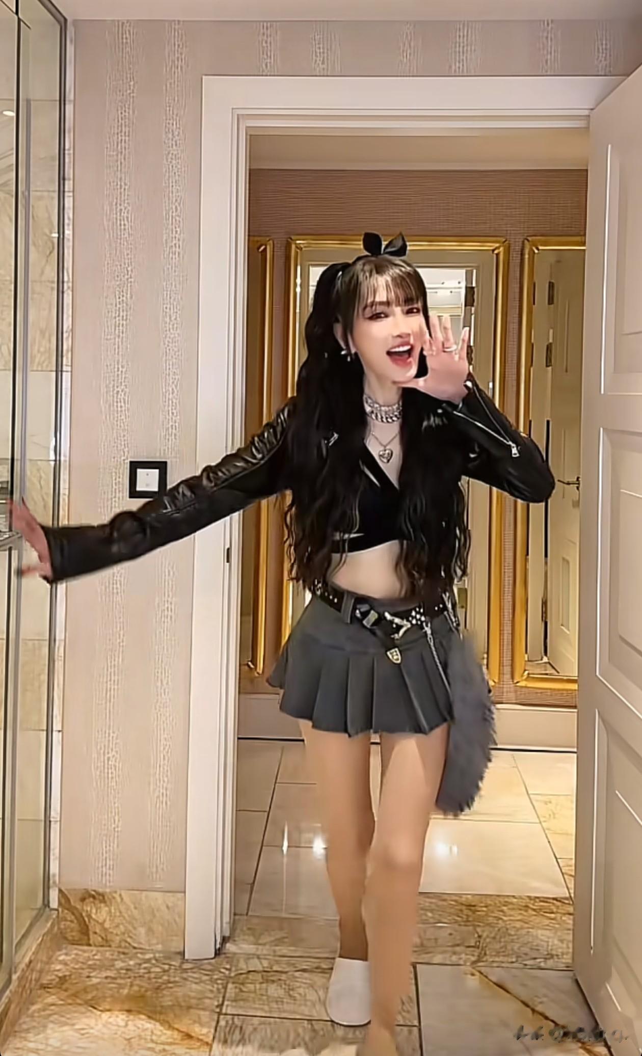 51岁谢金燕新穿搭：露脐上衣+短裙，尽显小蛮腰 大长腿，发量好多