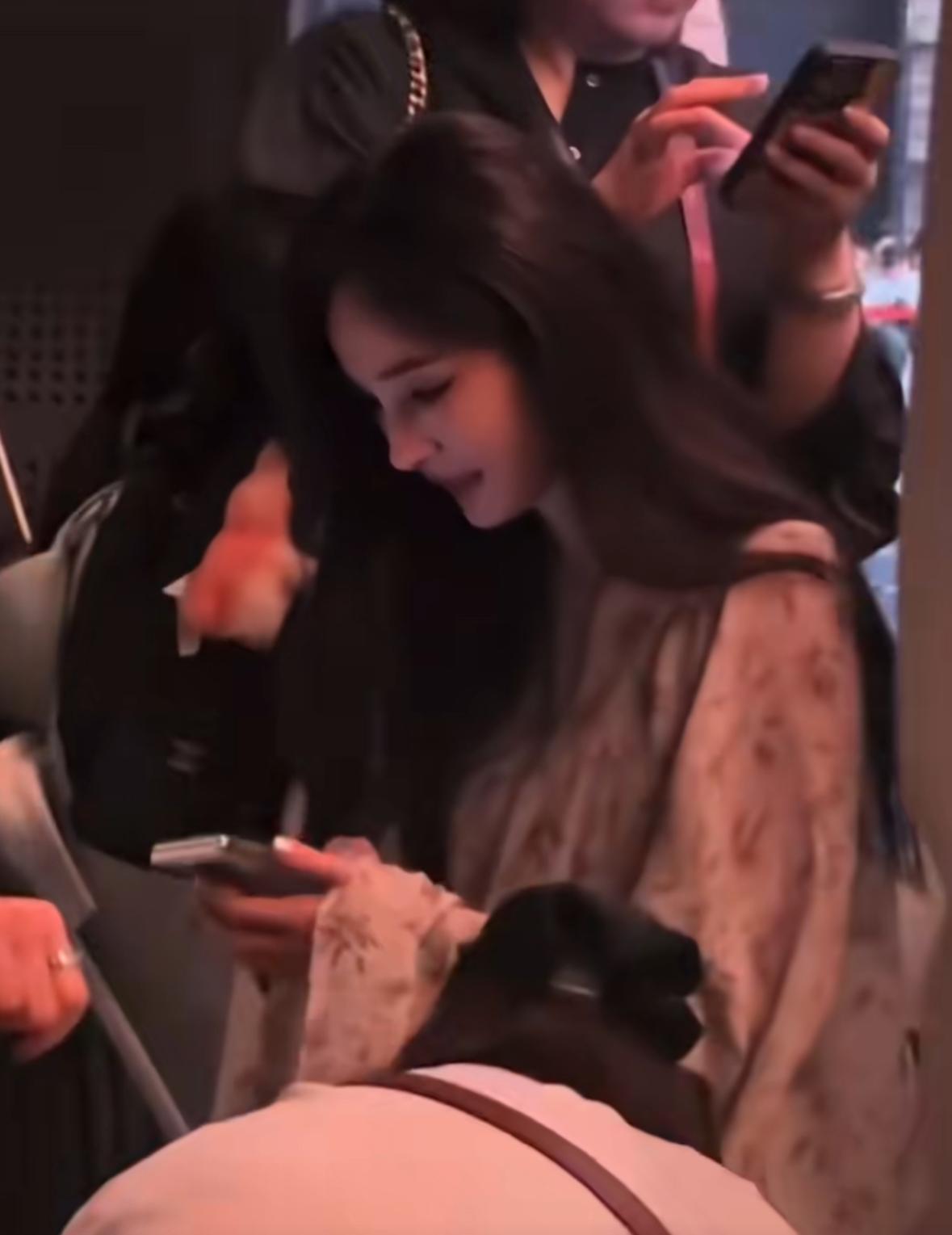 演员杨幂身穿汉服竹节褶衣出席,该服饰随即成为火了,太好看了