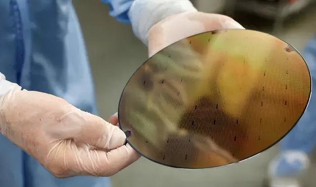 国产“光量子”计算机来了,算力媲美顶尖超算,外媒:突破封锁了