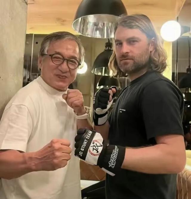 71岁成龙现身美国!满脸皱纹头发花白,脚上穿洞洞鞋太抢镜