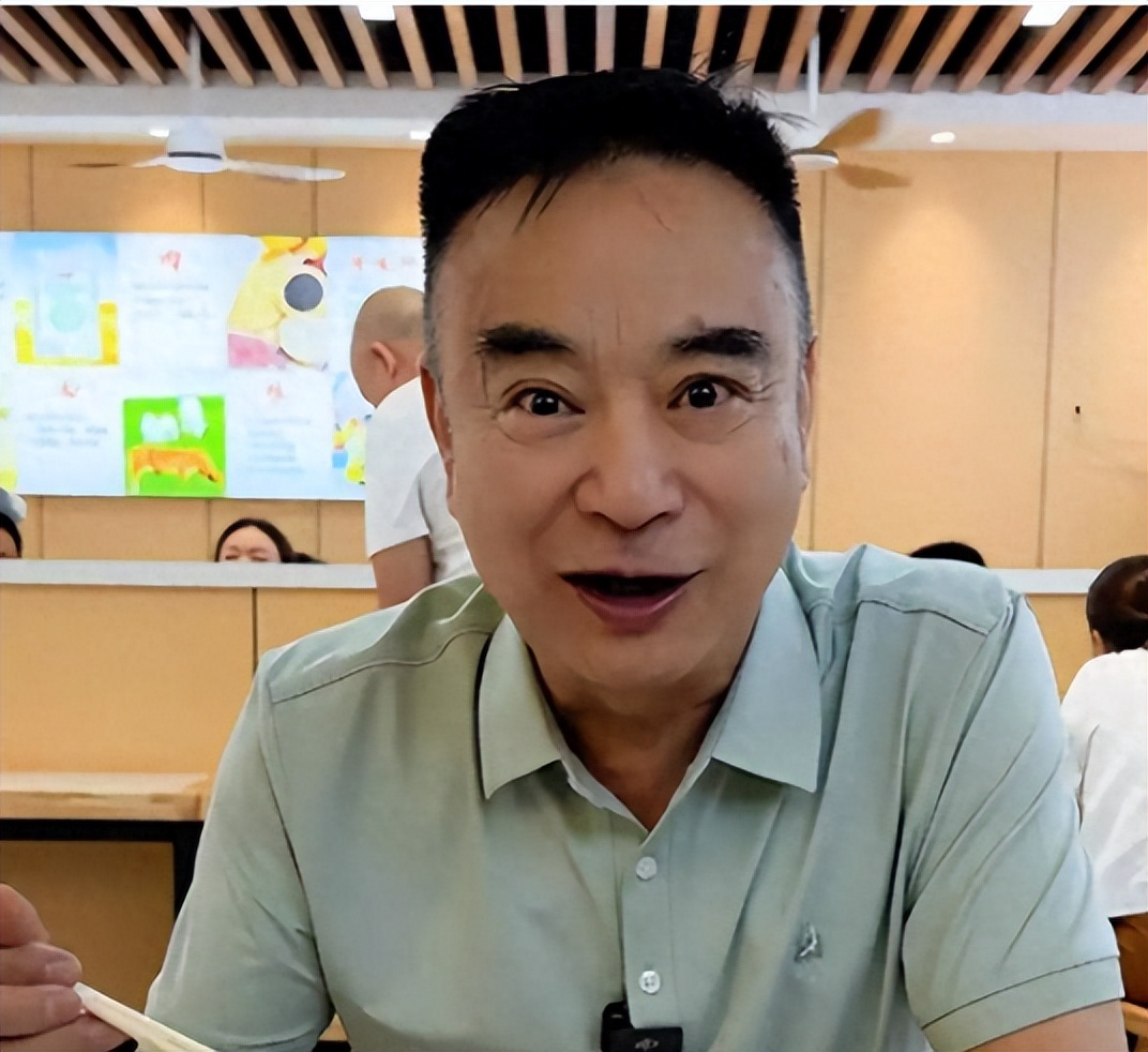 一婚娶湖南美女主持，二婚娶小11岁深圳富婆，67岁一年仍演5部戏