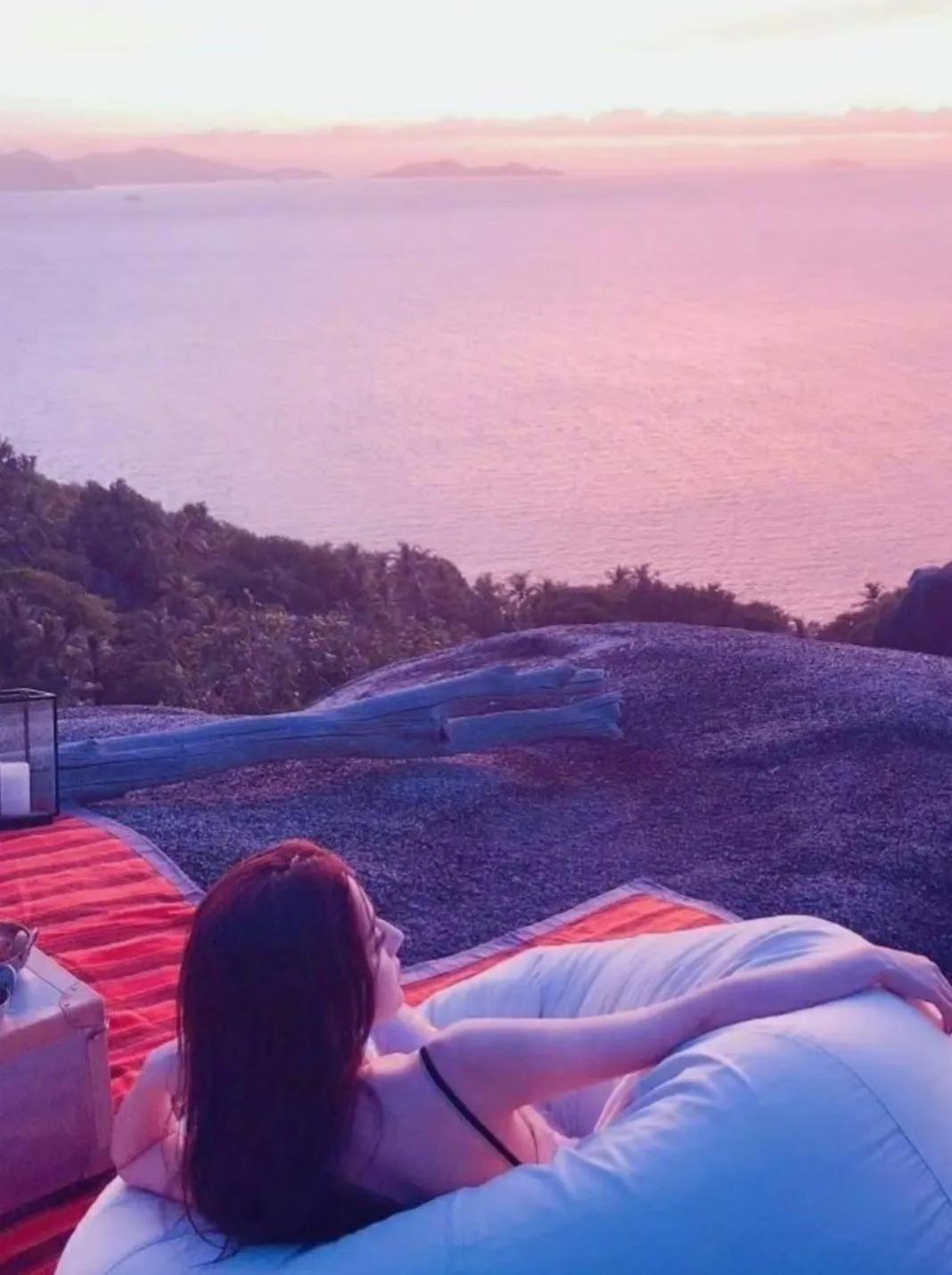 迪丽热巴坐在沙发上拿着香槟看风景，穿吊带裙太有气质了！ ???