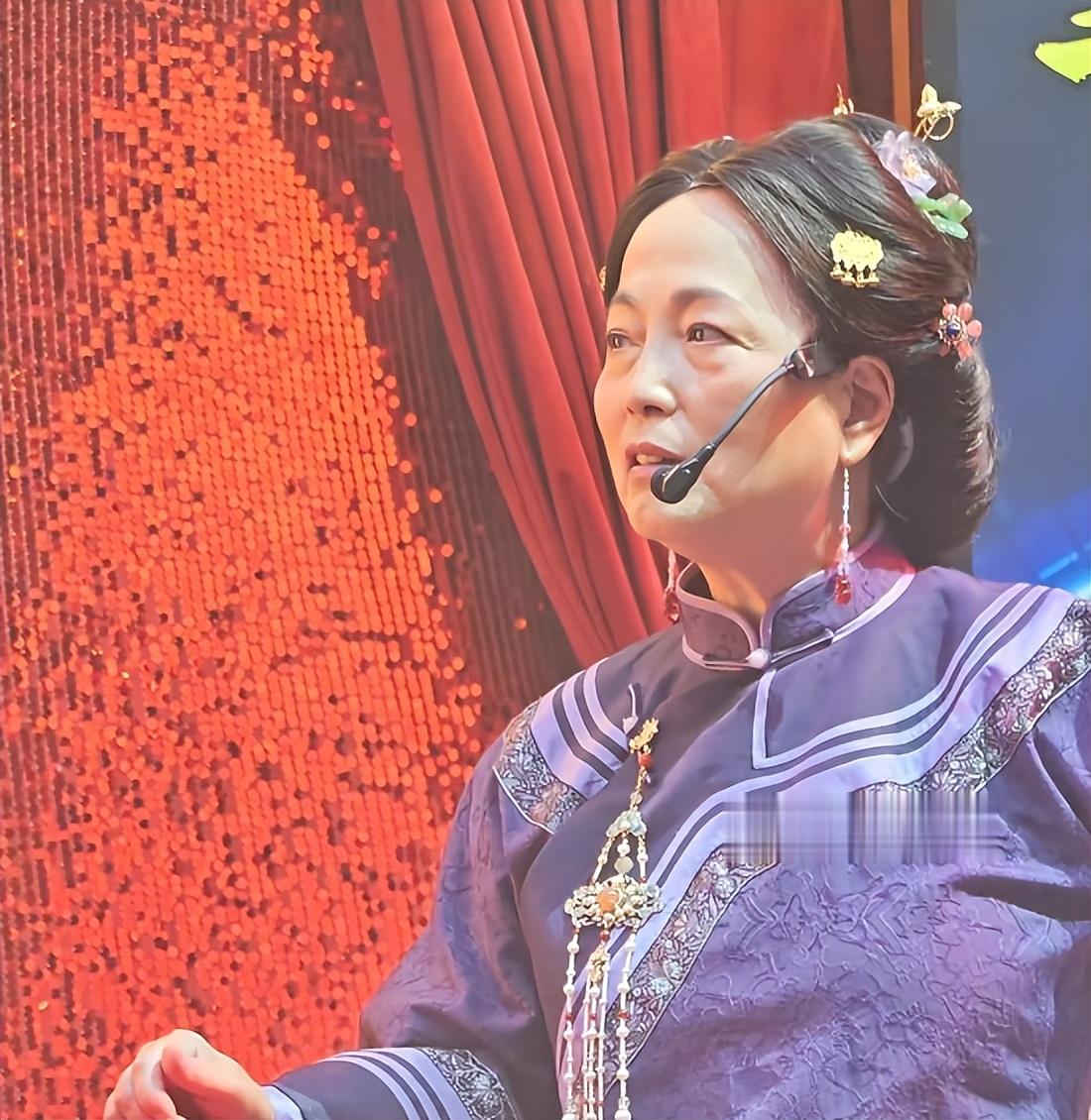 心酸!62岁港星景区打工,曾参演《唐伯虎点秋香》,今却无戏可拍