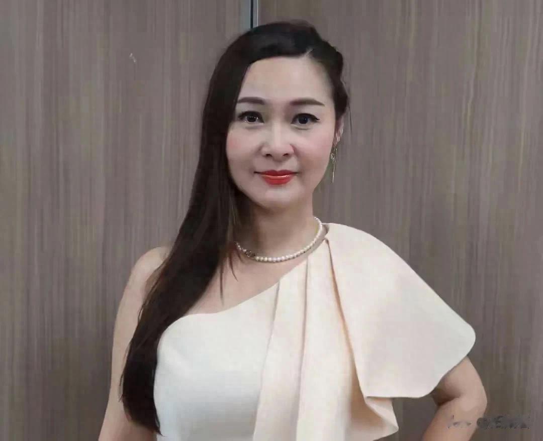 香港过气艳星宣布复出，离婚后净身出户，收前夫一元钱赡养费