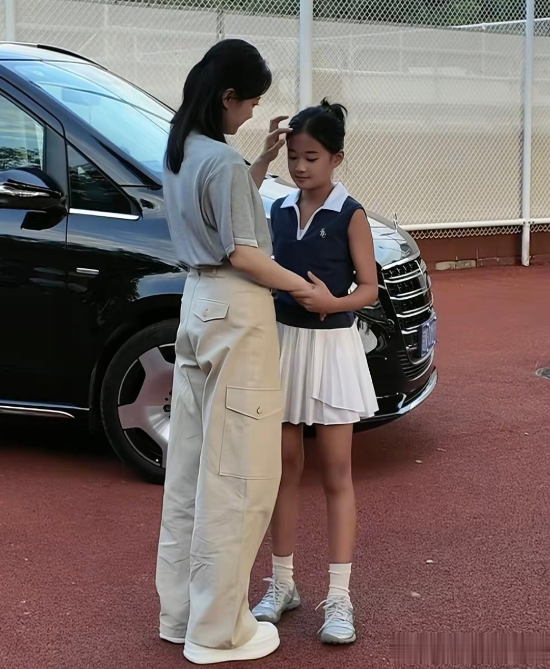 梅婷陪女儿工作，12岁快快皮肤黑但长得漂亮，母女共用一张脸