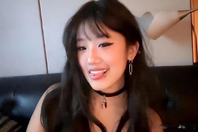 贾静雯大女儿与闺蜜开派对，露腰装配热裤超美，新添肚脐环更辣了