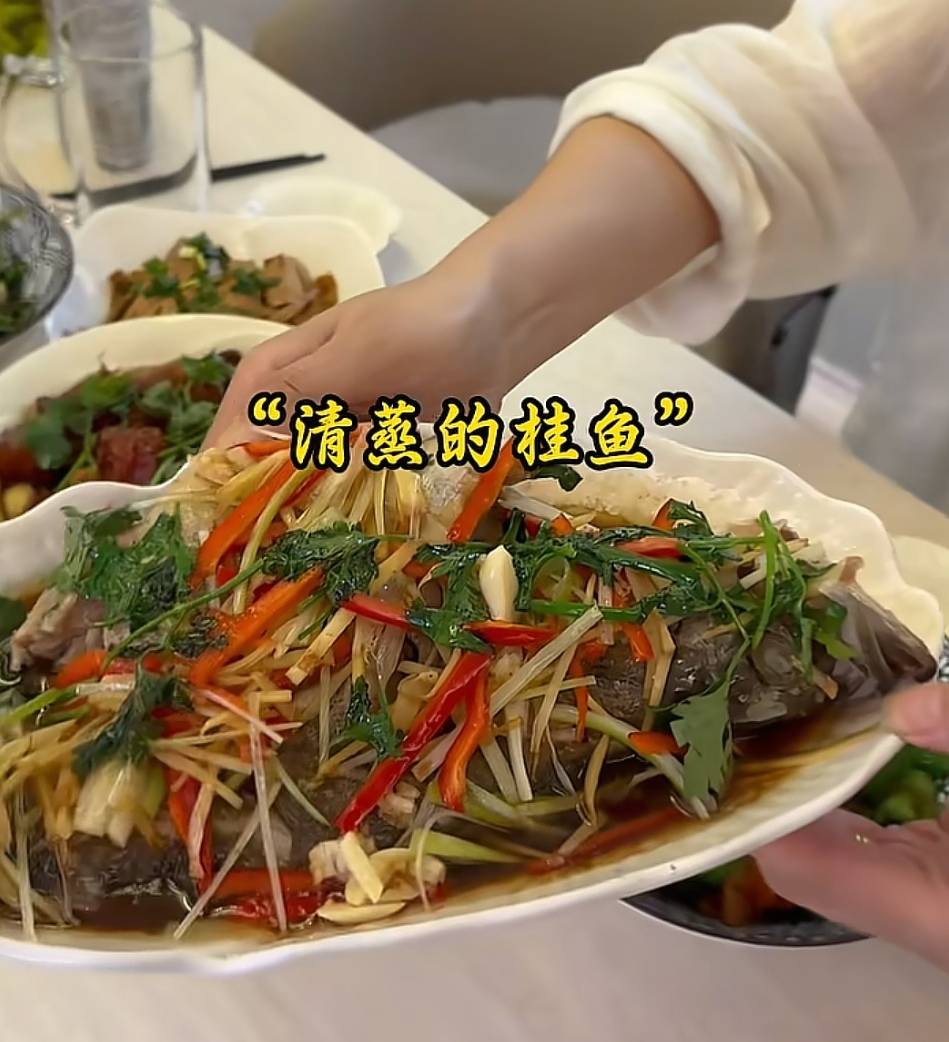 演员梁爱琪晒丁克生活,和老公逛菜市场一顿做十几道菜,好甜蜜