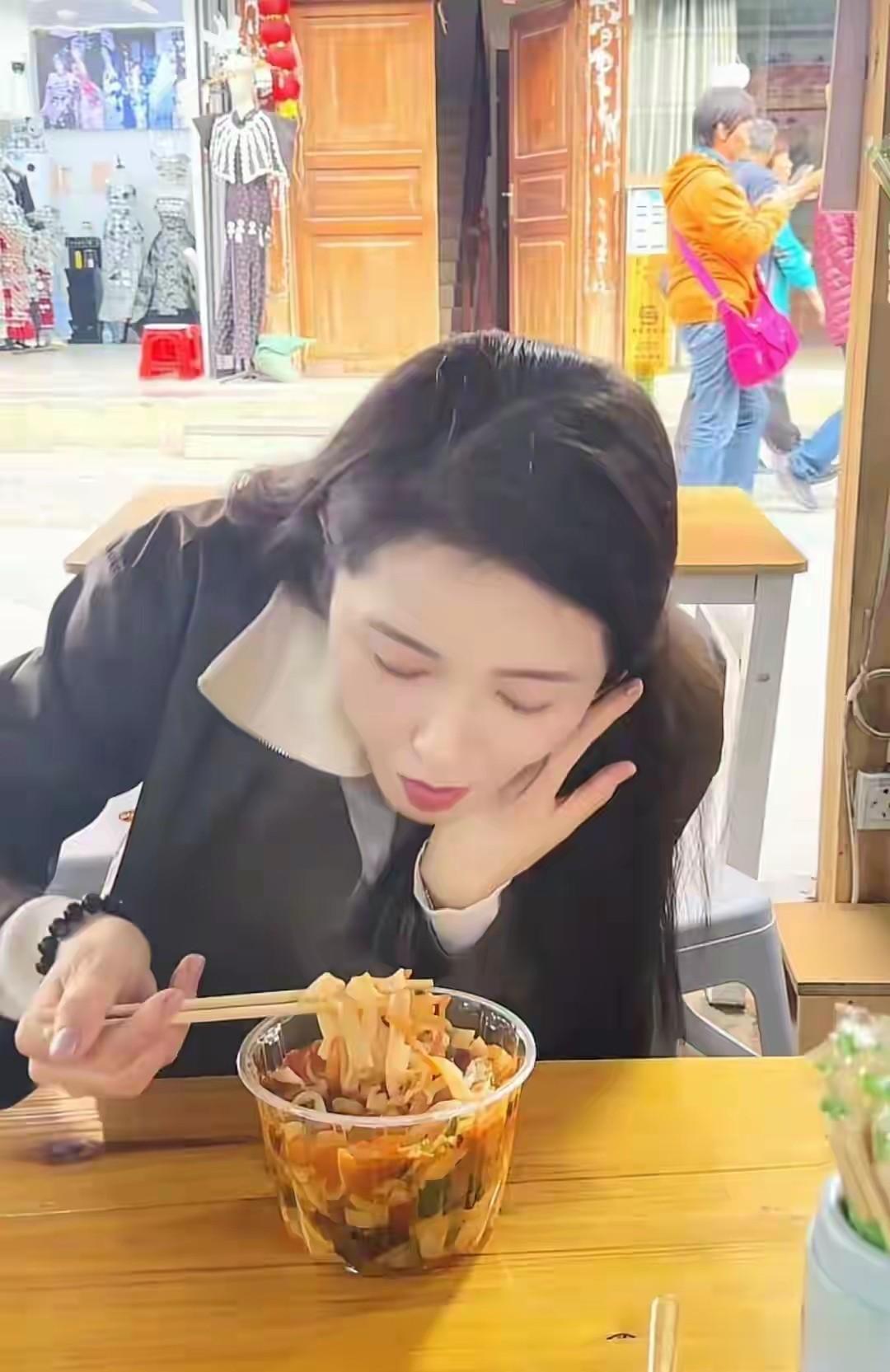 49岁曾黎街边嗦面，大口炫面不矫情，这烟火气我爱了