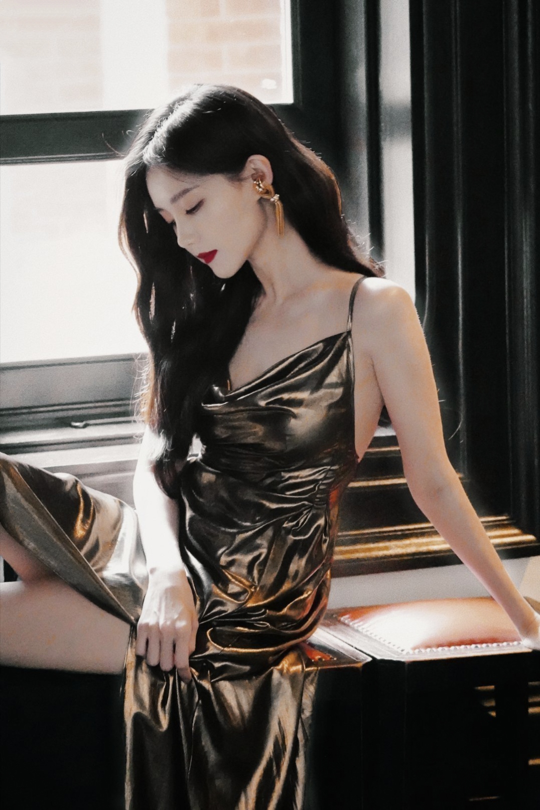 李一桐：鎏金裙裾间的修长风华，以美丽惊艳时光