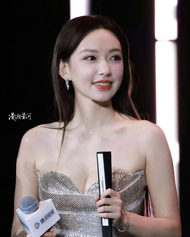 把钻石穿身上了？程潇蝴蝶结抹胸裙，美到镜头追着拍