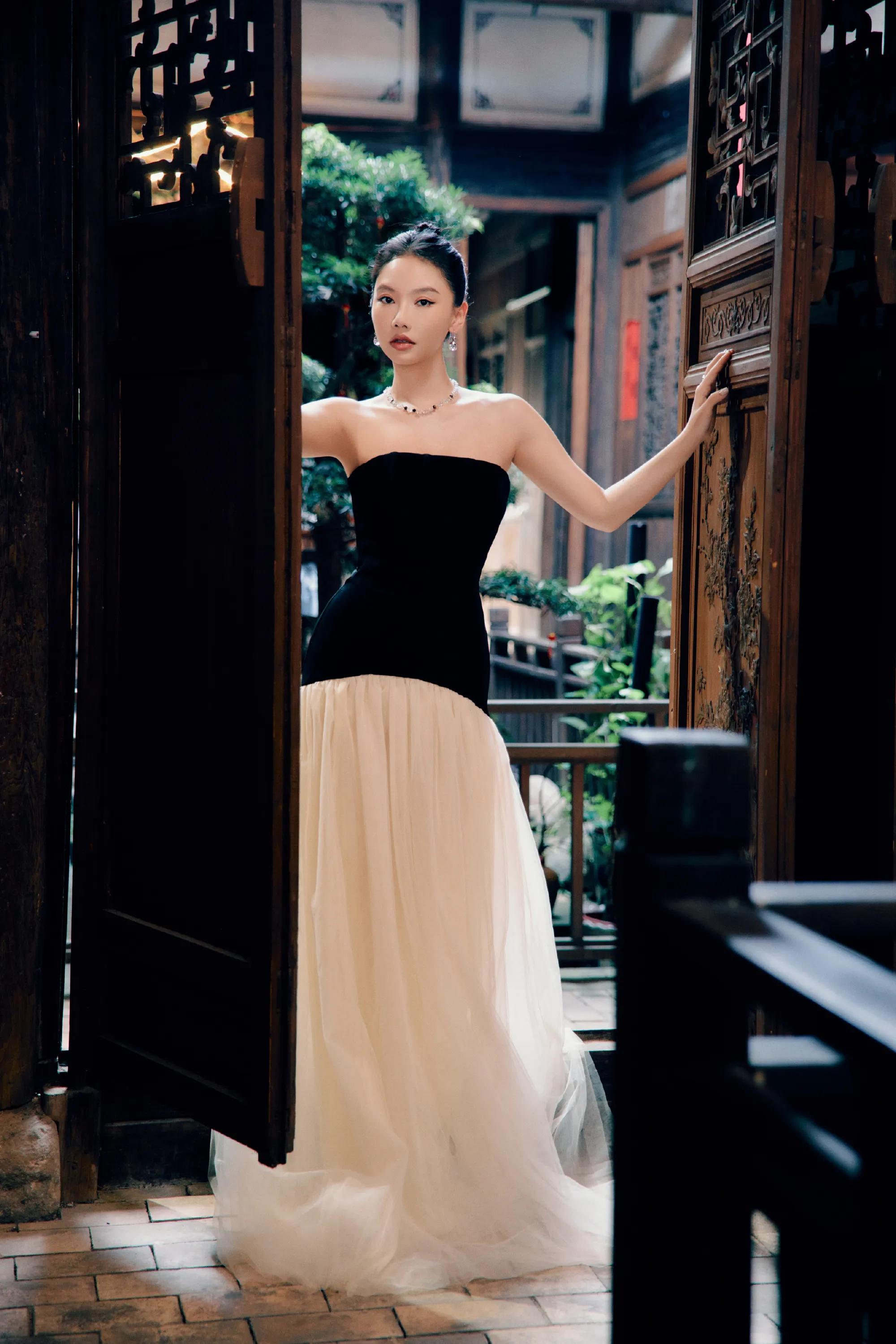 歌手贺敬轩黑色抹胸裙写真,真有气质