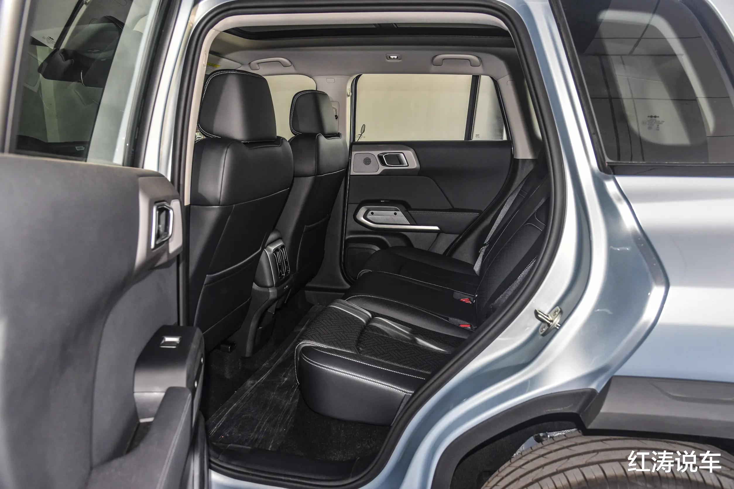 方程豹钛3：方盒子造型，提供后驱和四驱，适合年轻人的纯电SUV