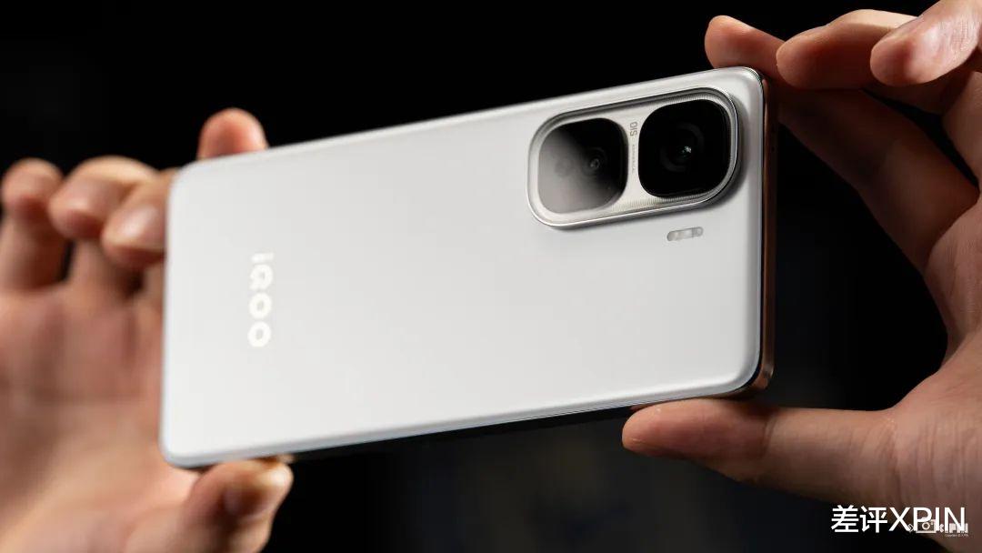 買芯片送手機？iQOO出了個2000多塊的驍龍8至尊版手機