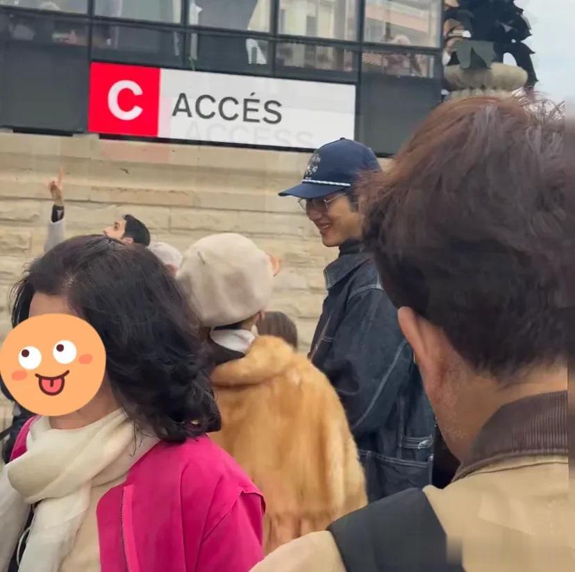 金莎孙丞潇国外度假被偶遇，金莎身材娇小孙丞潇看她一脸的宠溺