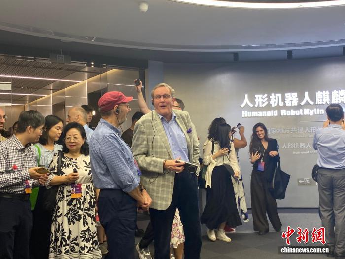 漢學家探訪人形機器人訓練　感嘆“中國的技術進步正引領世界”