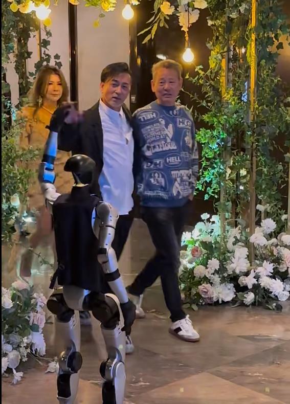 郭富城参加婚宴!现场全是娱乐圈大佬,方媛被挤角落撇嘴表情抢镜