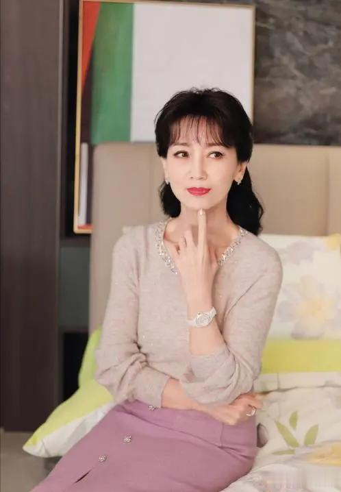 越来越不对劲!72岁赵雅芝和年轻人斗舞不在话下,与李连杰有一拼