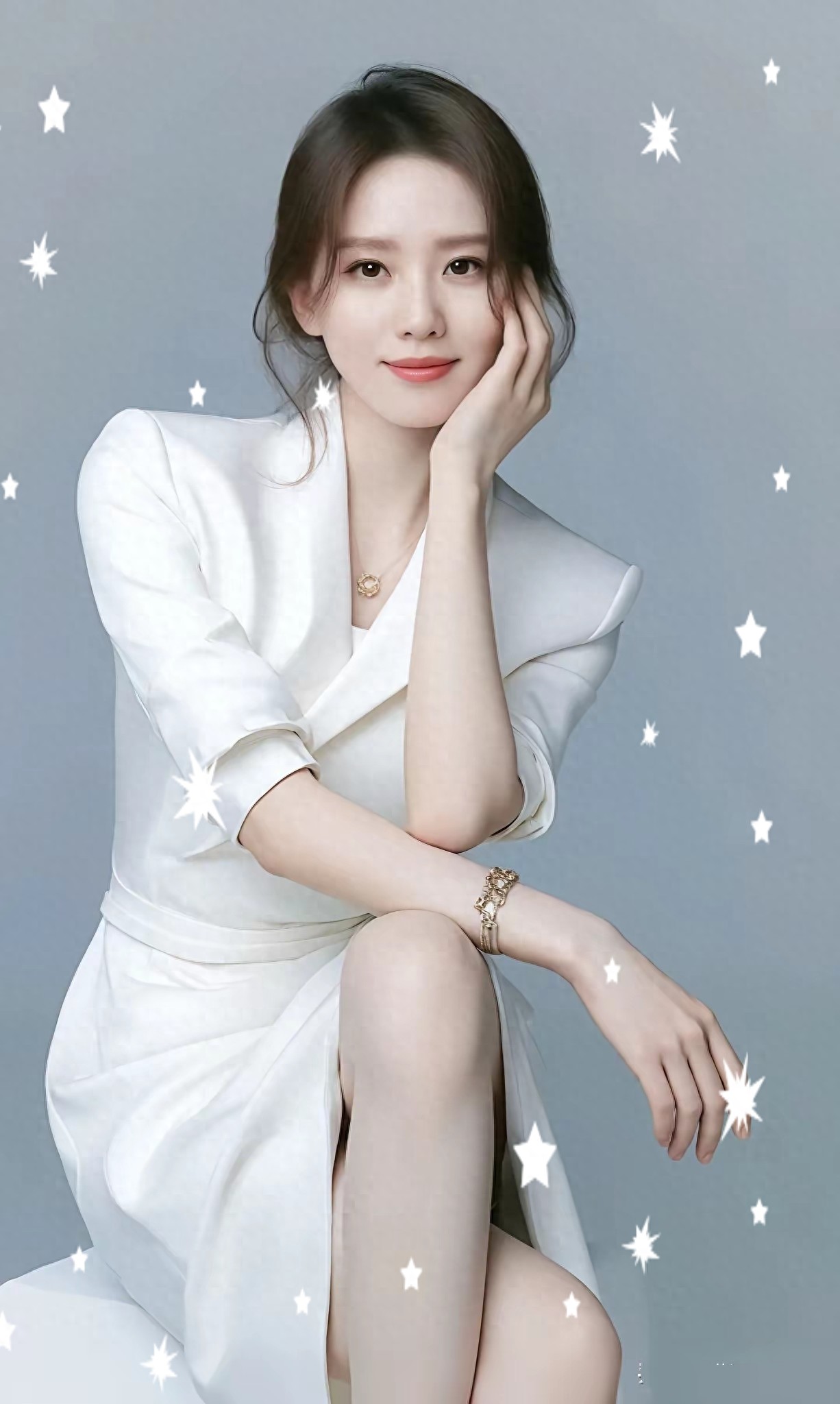 刘诗诗浅笑嫣然,光影间尽显温婉,美得令人心醉神迷。