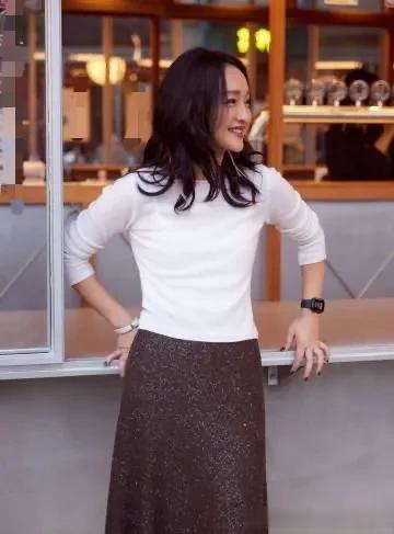 周迅烫了微卷发大变！穿白色针织衫+亮片半裙，高级又洋气！