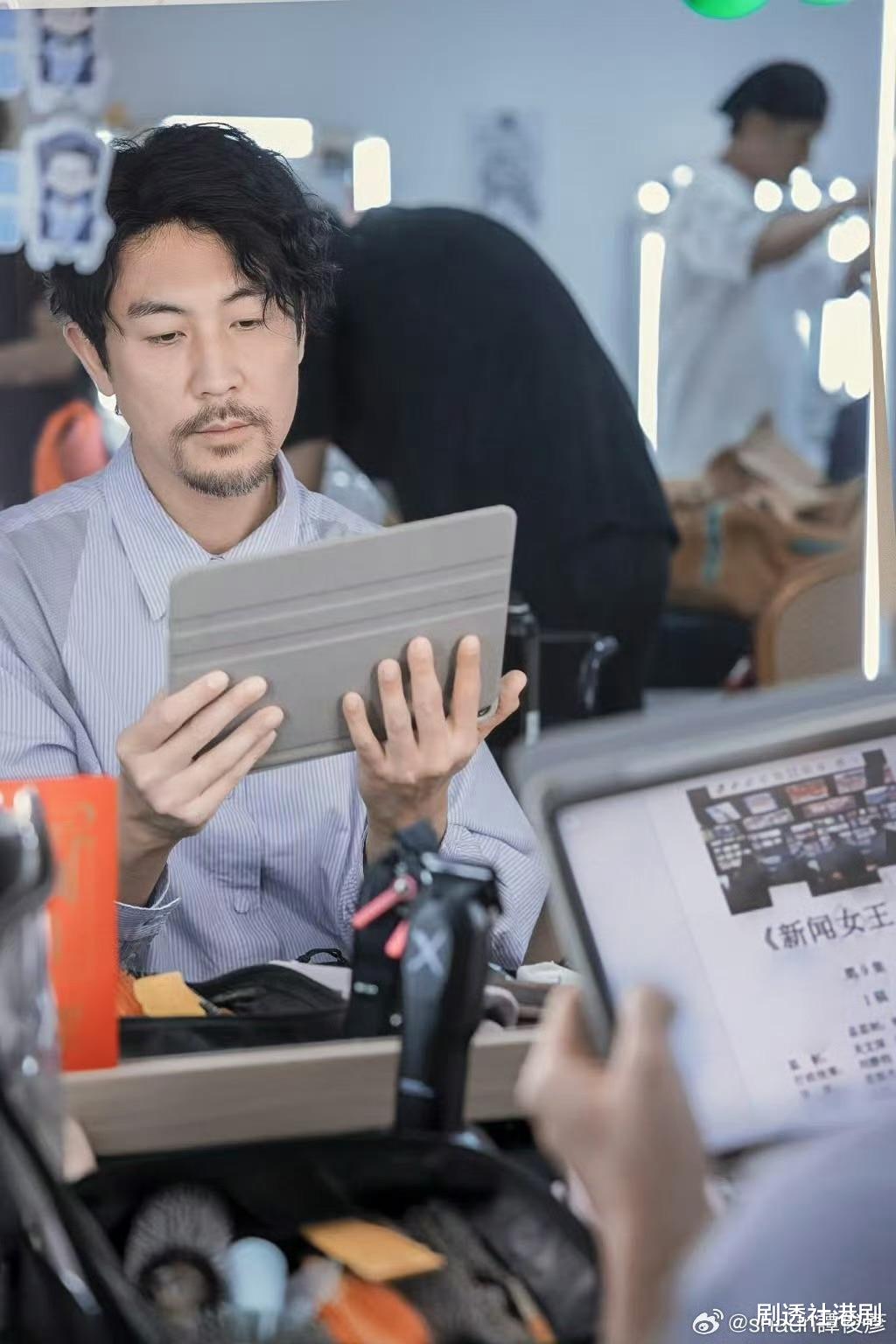 TVB视帝携妻为女儿庆生！10岁小家伙被指像爷爷，一家四口太温馨