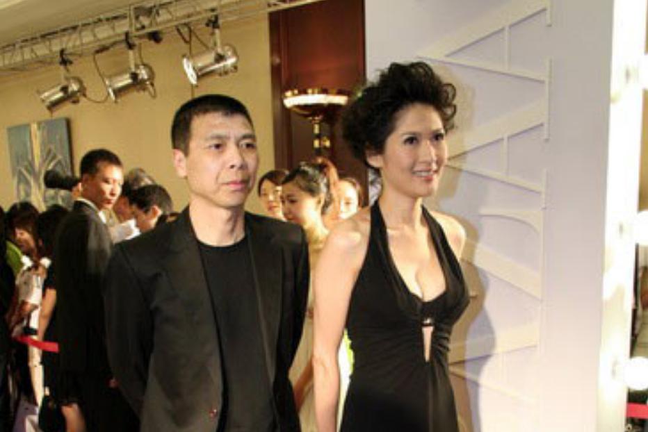 破防了？徐帆冯小刚再传婚变，养女的一句话，暴露出他们真实关系