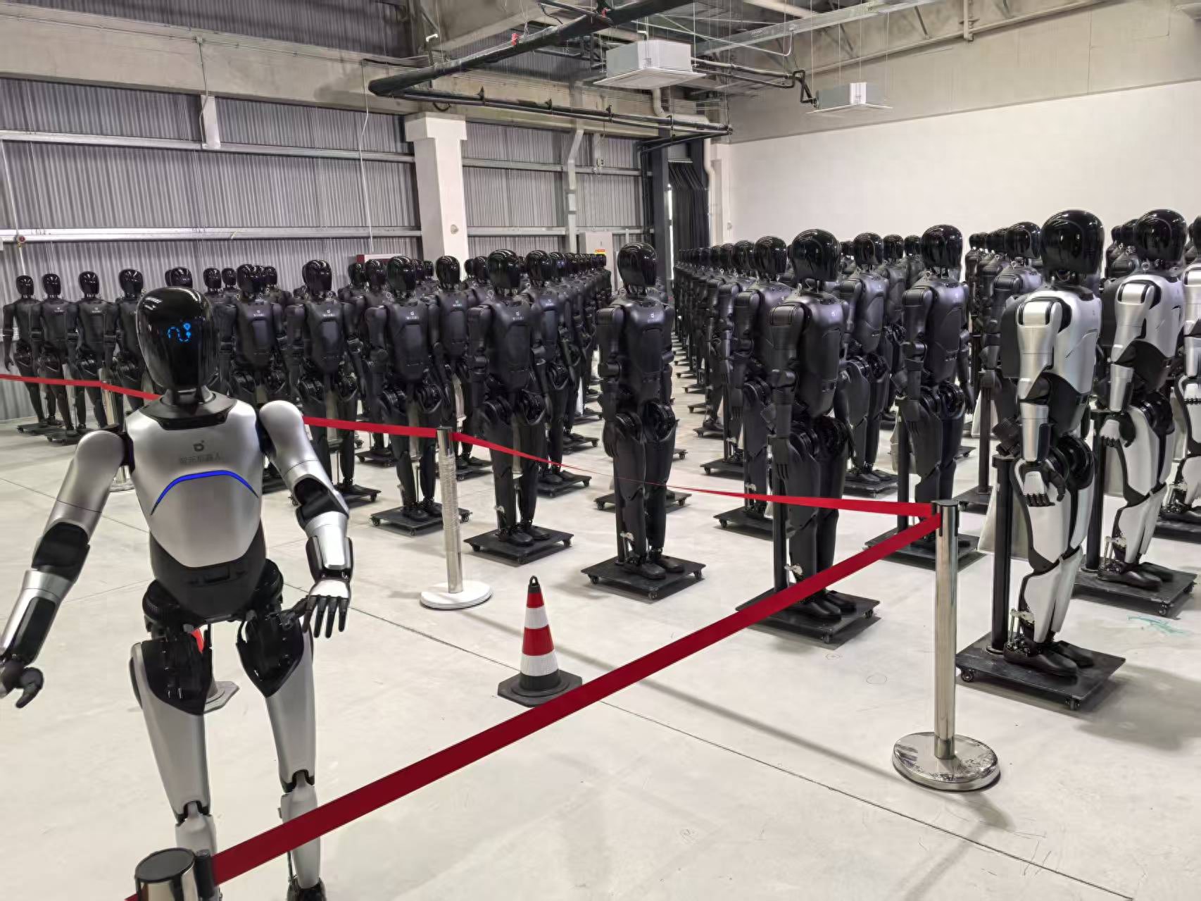 國內人形機器人進入新階段！智元機器人實現5000臺量產規模，預計明年將至萬臺