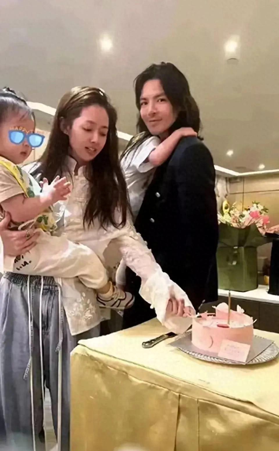 向佐母亲节晒老婆妈妈合影，网友直呼美颜开太大是否考虑老婆感受