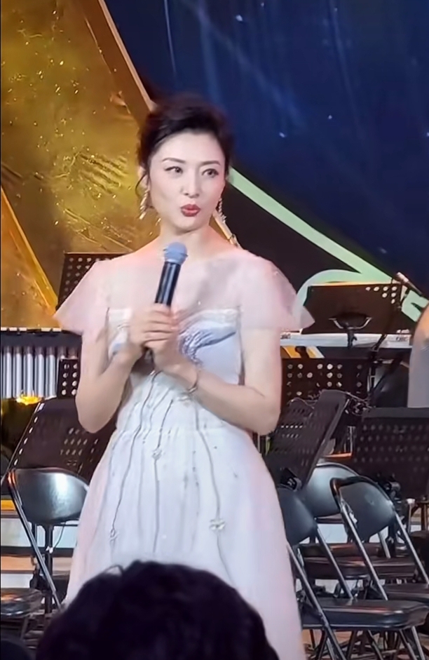 周涛白裙亮相活动，优雅盘发衬温婉气质，发言时美貌与内涵并存