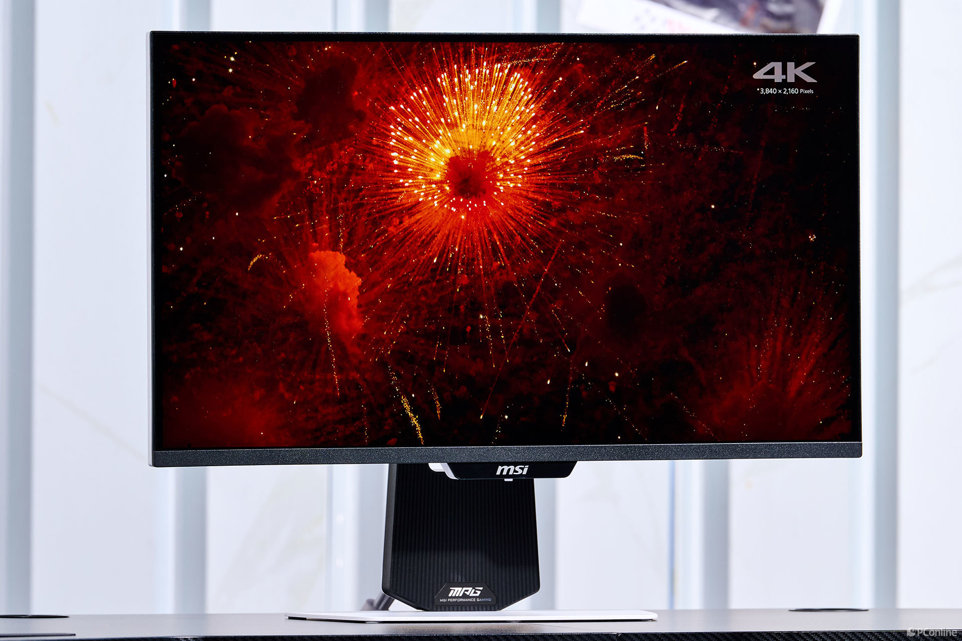 微星MPG 274URDFW E16M白龍圖賞：純白美學與硬核性能的視覺交響