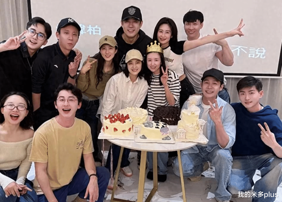 董洁在剧组过生日，穿条纹T恤唱歌像24岁，与梅婷颖儿同框太养眼