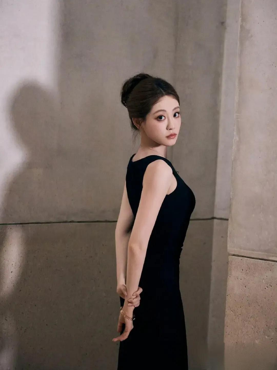 祝绪丹黑色开叉裙亮相海浪电影周,优雅造型尽显魅力