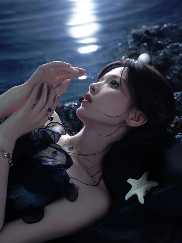 杨超越黑鸢尾公主裙，人鱼公主悄然苏醒