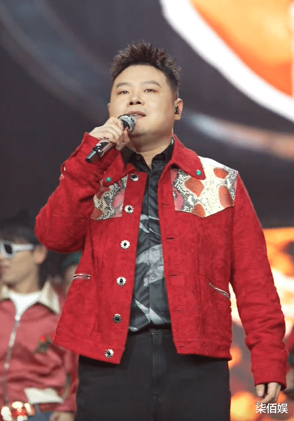 王惠母子看演唱会，10岁郭汾阳玩妈妈耳环还亲她，表现得很黏妈妈