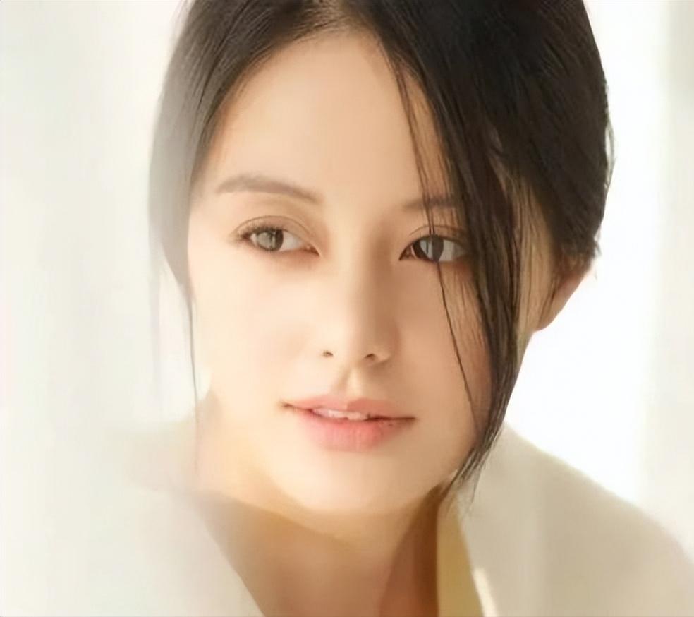 她是胡歌深爱、刘烨难忘的女人，受央视力捧多年，至今没能走红