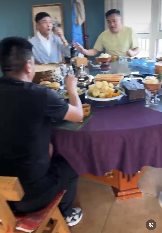 54岁港姐随内蒙古丈夫回老家，首次在蒙古包吃饭，丈夫大跳蒙古舞