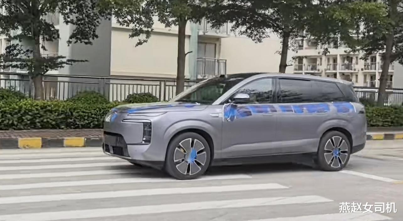 腾势N8L实车曝光,大过问界M8+天神之眼B,三电机925马力+云辇-A