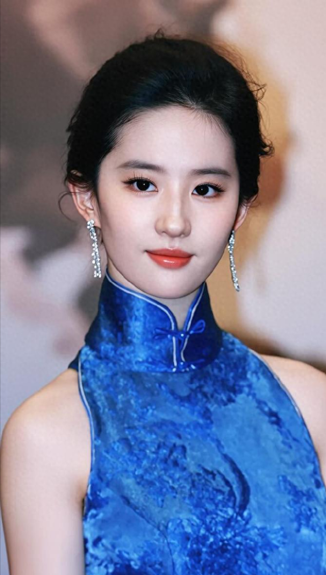 咋选!刘亦菲朱珠一家逛街,一颦一笑太有女人味,母爱泛滥宠孩子