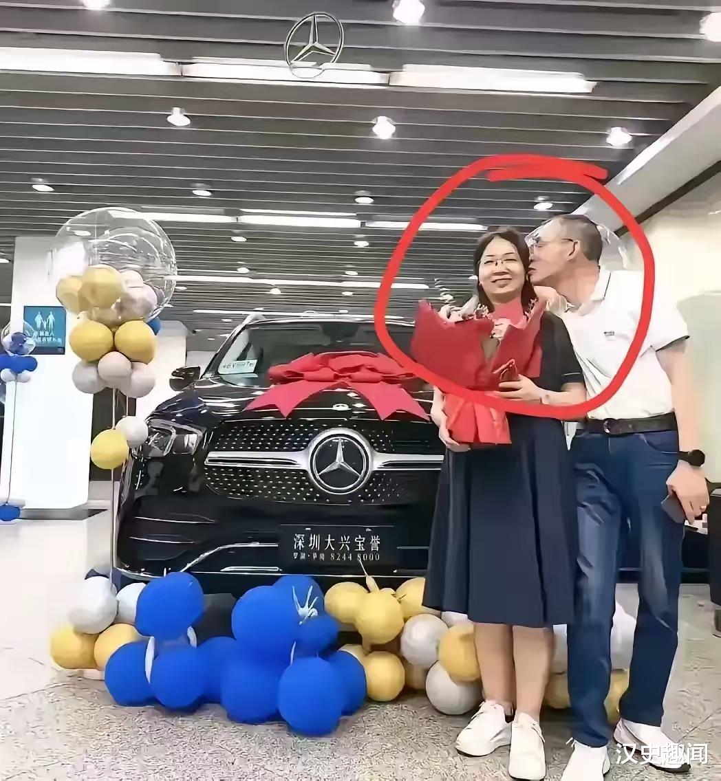 谢浩男曝爸妈已离婚，疑似大女儿威胁亲妈闺蜜，让她不要说出真相