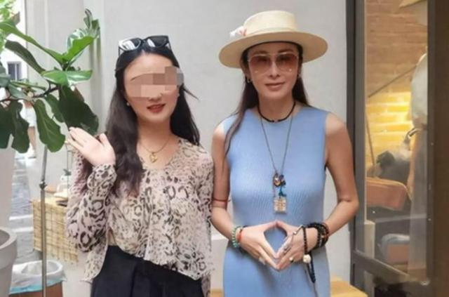 57岁张敏咖啡厅罕露面，皮肤白皙气质优雅，和小10岁男友恩爱甜蜜