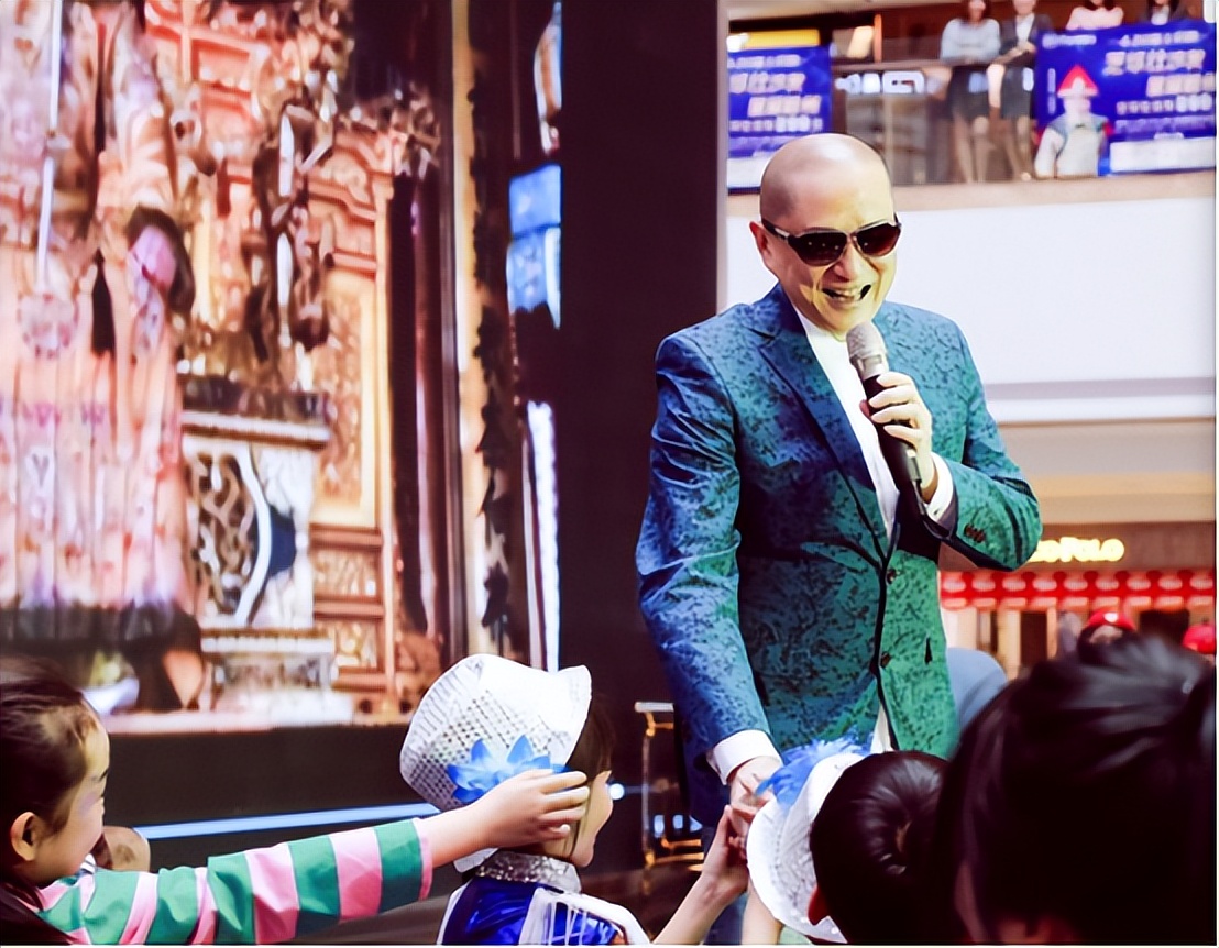 香港知名男星内地拍视频引热议，被曝养6名子女每年花费五百万