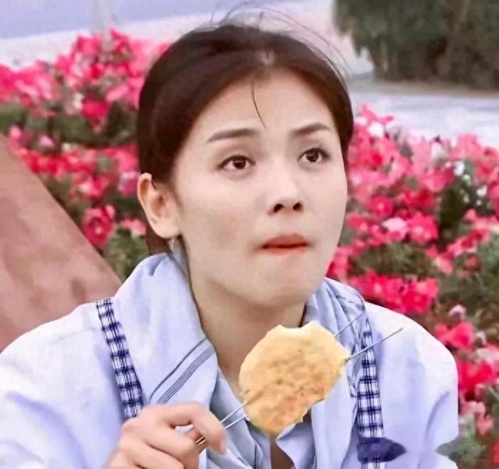 网友街头偶遇刘涛，没想到这么大明星也吃烧饼，也太接地气了！