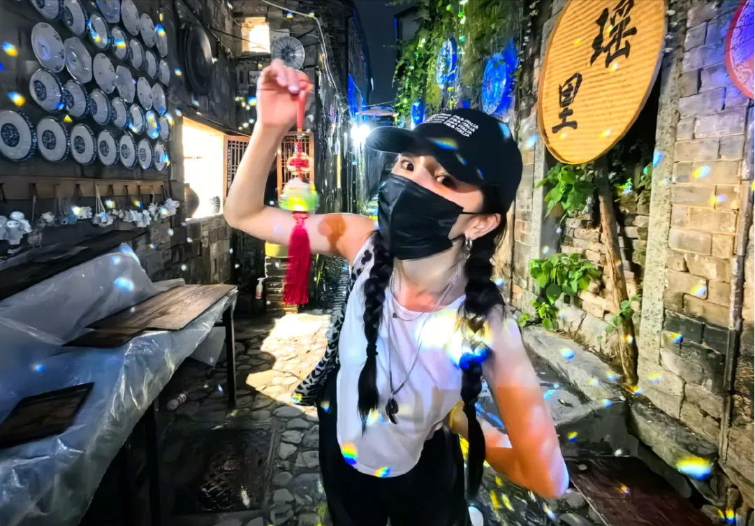 被杨幂“20套夏日穿搭”惊艳,搭小白鞋马丁靴,普通人照着穿好美