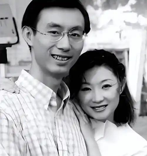 带着儿子倒贴嫁给张译,如今19年过去,才知道她嫁得到底有多值