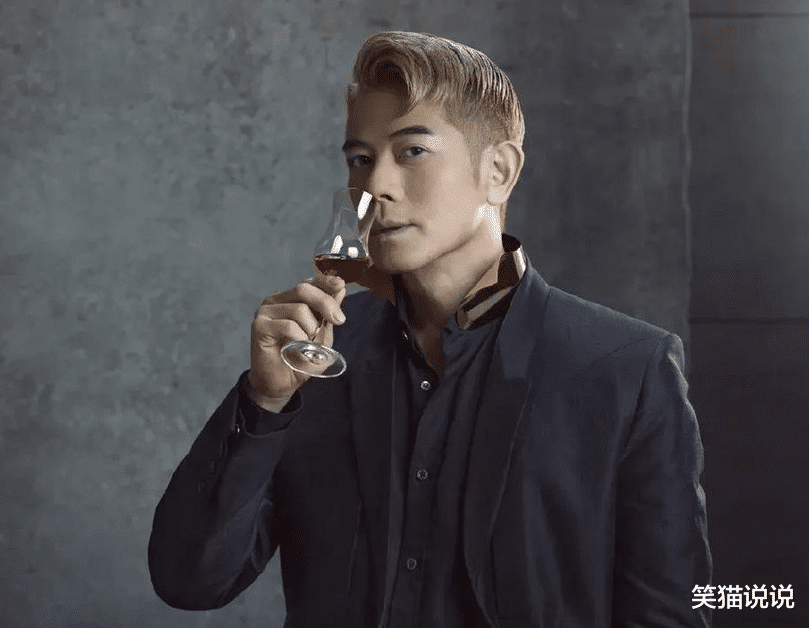 60岁郭富城上海被偶遇:黑发墨镜好帅气,头发浓密引网友艳羡