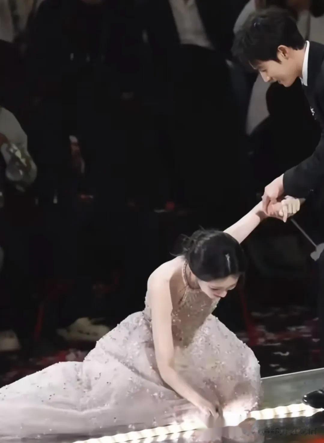 热搜第一爆,孟子义一摔封神出圈!反应最热心的是丁禹兮、丞磊