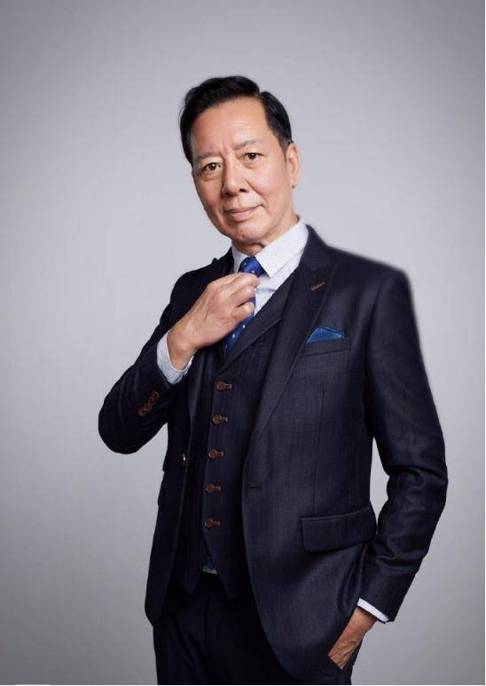 TVB老戏骨做完“两次大手术”心态转变，走秀腰板笔直，走路带风