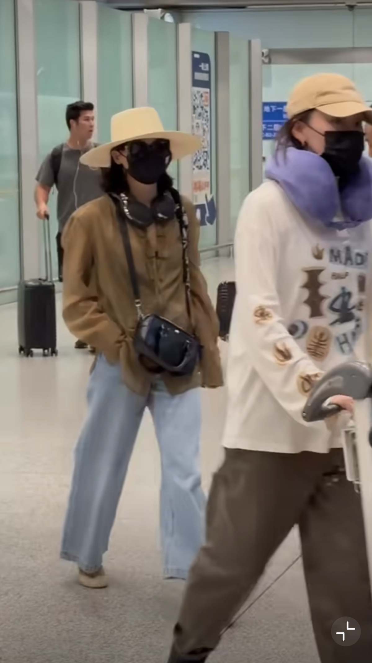 辛芷蕾获奖回国现身机场，身上挂一堆东西，该说不说这身穿搭好酷