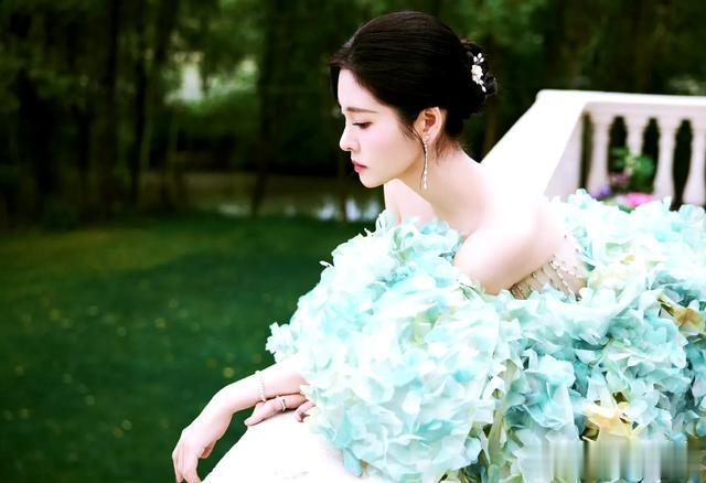 张碧晨|‘腰精’越来越优雅, 这哪是歌手的脸,明明是女明星的脸