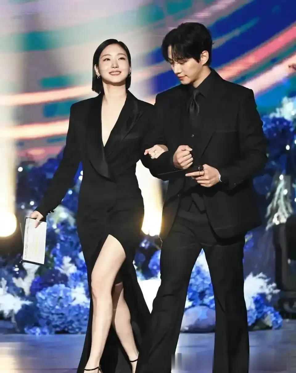 金高银开启气质“开挂模式”，穿黑色西装长裙秀美腿，单眼皮也美