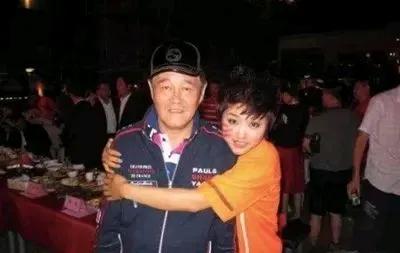 赵本山徒孙娇娇五一晒近照，全脸肿胀太吓人，网友：像猪头焖子！